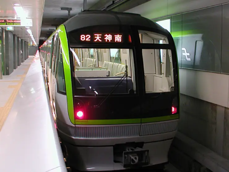 깔끔하고 정돈된 후쿠오카 지하철 승강장과 한글 지원이 잘 되어 있는 안내 표지판