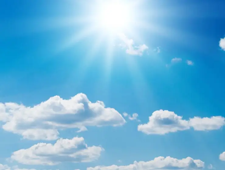 계절별 변화가 뚜렷한 후쿠오카의 쾌청한 날씨와 여행객들의 옷차림 풍경