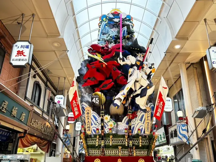 역동적인 포즈로 제작된 기동전사 건담 테마의 대형 카자리야마