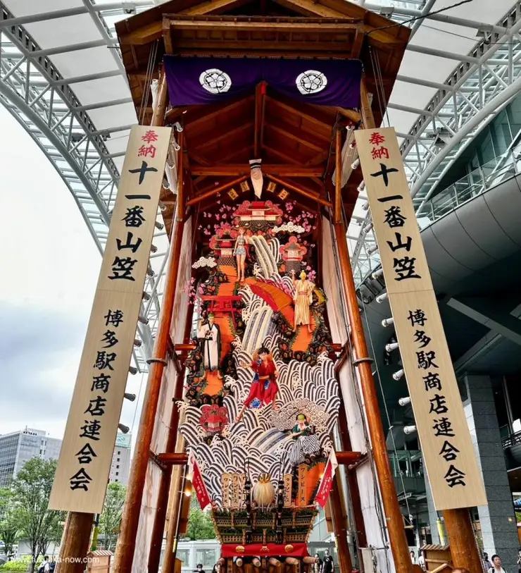 원피스 주인공 루피와 동료들이 생생하게 묘사된 박력 넘치는 장식 수레