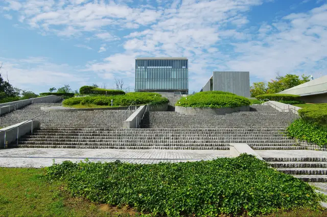 스즈키 다이세츠 박물관의 물 거울 정원과 사색의 공간