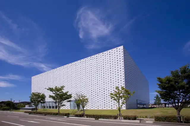 6,000개의 원형 창문이 빛을 연출하는 가나자와 우미미라이 도서관