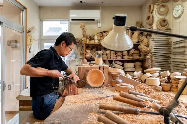 정교한 기술로 빚어낸 전통 옻칠 공예품(우루시)
