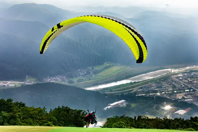 시시쿠 고원에서 즐기는 패러글라이딩과 파노라마 전망
