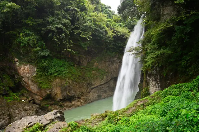 테도리 협곡의 웅장한 암벽과 시원한 폭포