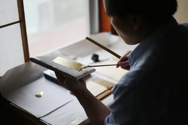 가나자와의 상징인 화려한 금박 공예품