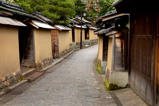 나가마치 사무라이 마을의 상징적인 토담과 수로