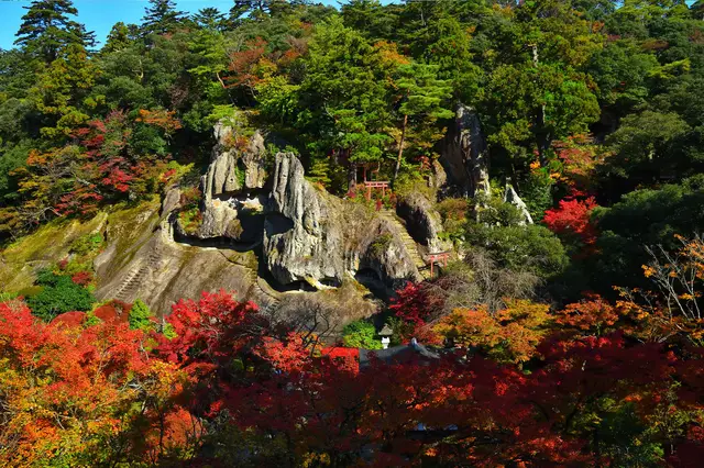 스즈키 다이세츠관의 평온한 물 거울 정원