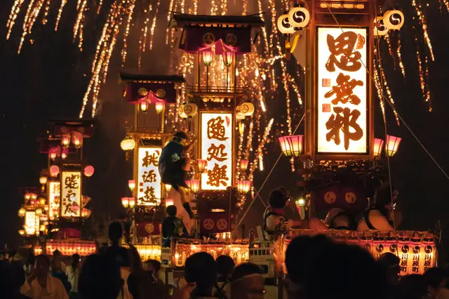 불꽃과 연기 속에서 수레를 부수며 기원하는 역동적인 아바레 축제 현장