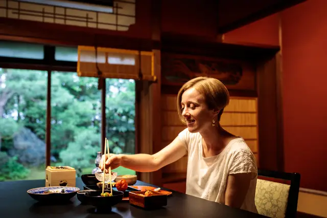 저무는 노을을 배경으로 주차된 자동차의 감성적인 모습