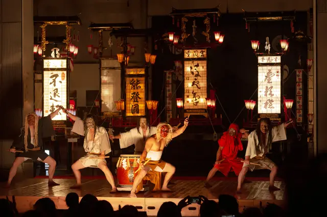 밤하늘을 화려하게 수놓는 웅장한 키리코 등불 행렬