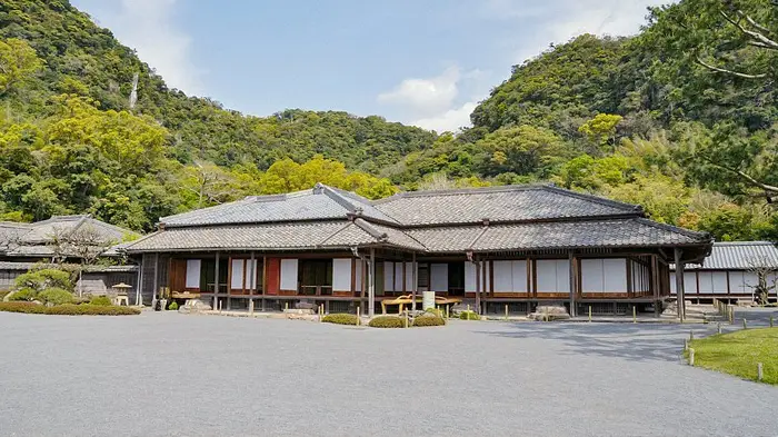 센간엔 어전 건물과 정원 배경