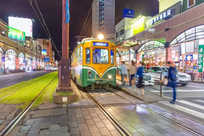 가고시마 시덴과 텐몬칸 야간 도심 풍경