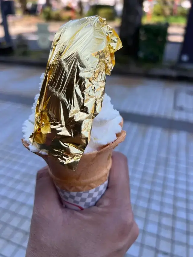 가나자와 히가시 차야 거리의 명물, 금박 한 장을 통째로 얹은 화려한 금박 아이스크림