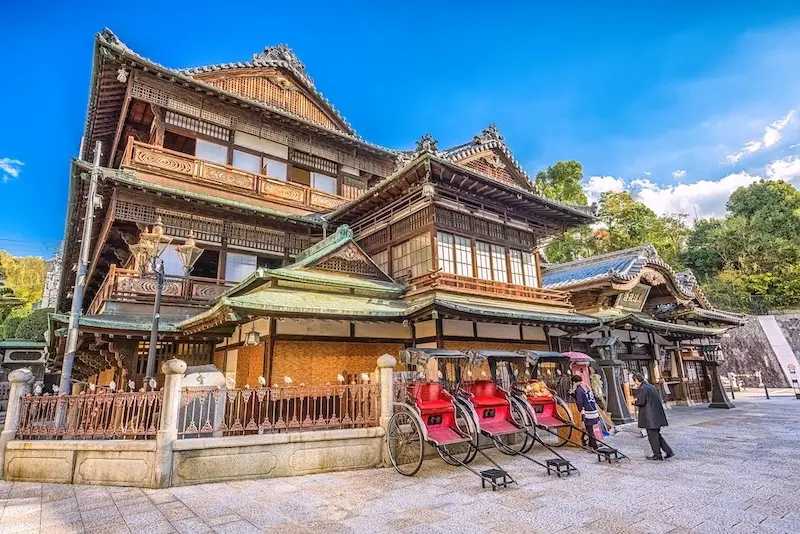 보존 수리 공사를 마치고 새롭게 단장한 일본에서 가장 오래된 온천, 마쓰야마 도고 온천 본관 전경