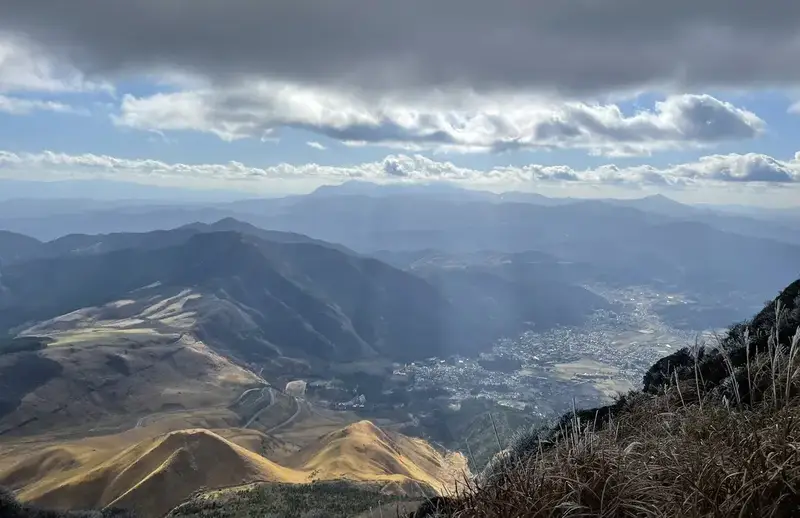 웅장한 유후다케 산을 배경으로 한 오이타현의 평화로운 온천 마을 풍경