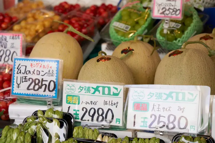 윤기가 흐르는 연어알 덮밥