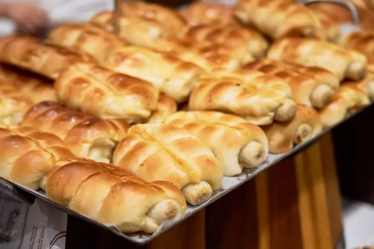 야간 조명이 켜진 TV 타워