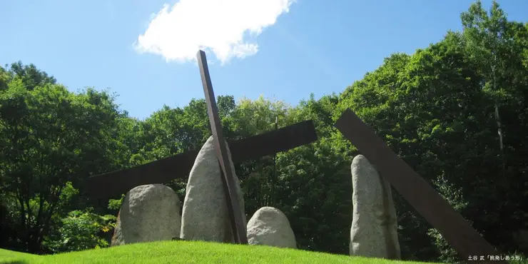 자연과 어우러진 대형 설치 예술