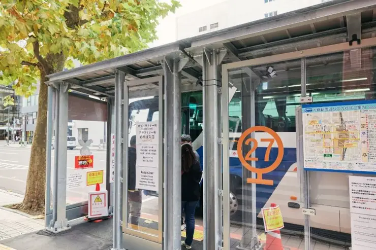 단풍이 물든 계곡 산책로