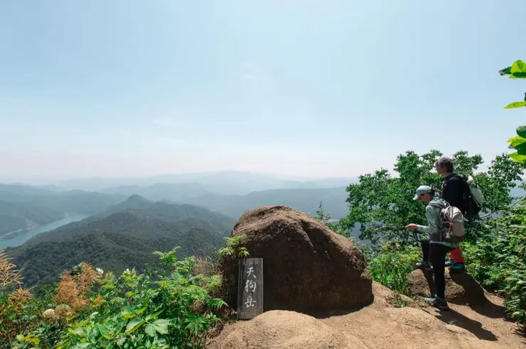 익살스러운 표정의 갓파 동상 1