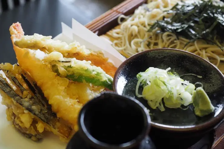 마을 입구의 조잔 겐센 공원