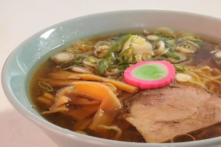 공원 내 김이 모락모락 나는 족욕탕