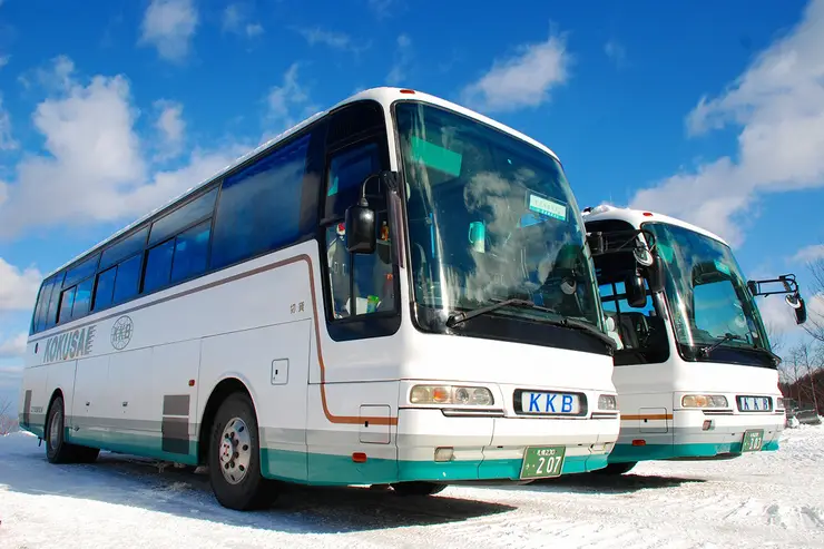 푸른 하늘과 대비되는 설원