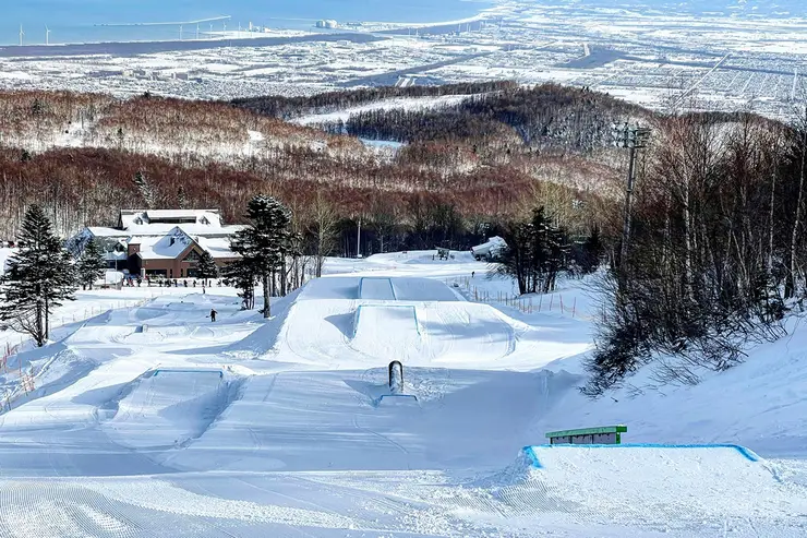 스키를 즐기는 가족 여행객
