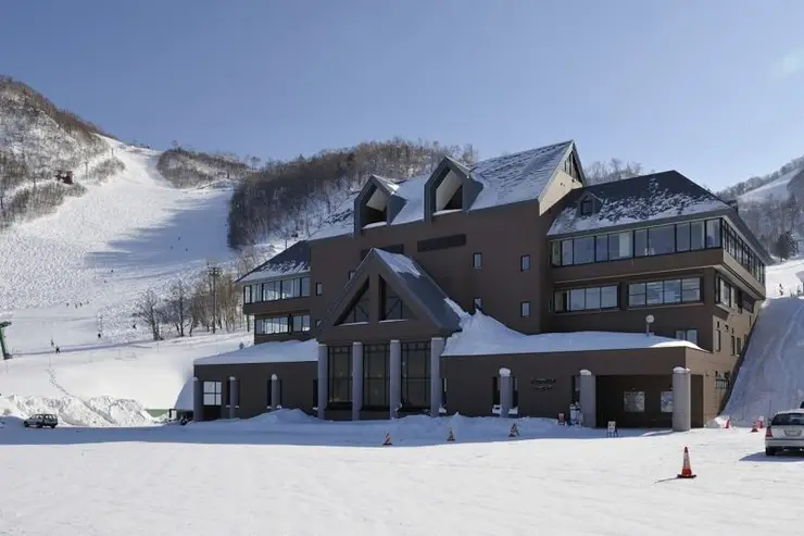 썰매장에서 즐거워하는 아이들