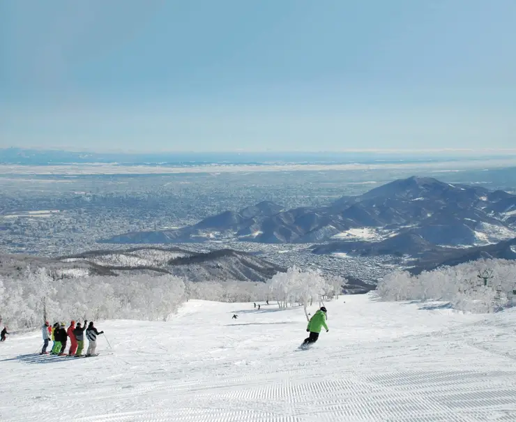 깔끔하게 세탁된 스키복 대여 코너