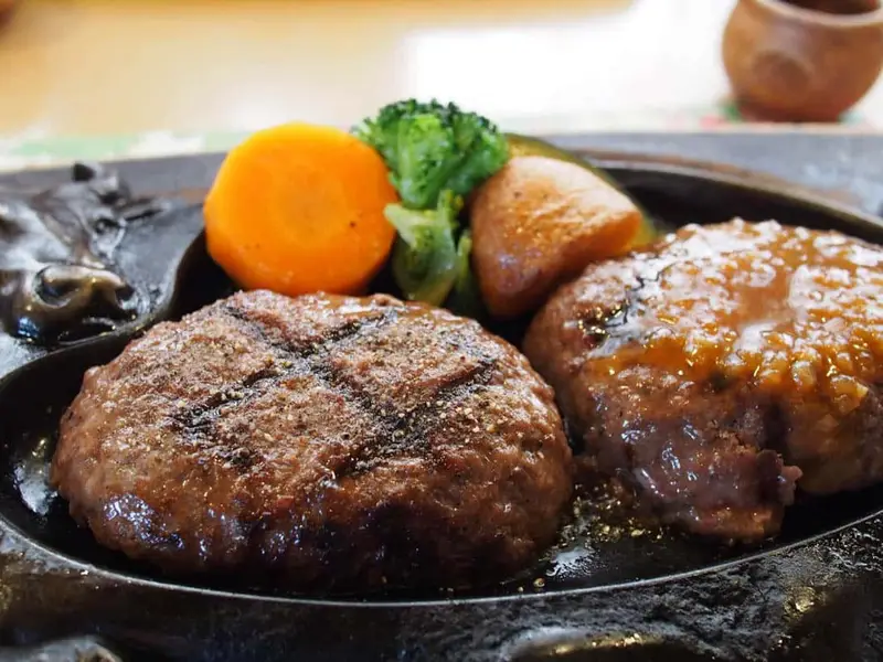 시즈오카 현지인들이 줄 서서 먹는 전설의 맛집, 숯불에 구워 육즙이 가득한 사와야카 겐코츠 함바그