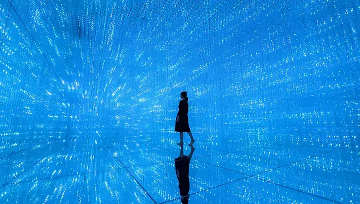 팀랩 플래닛 도쿄 내부 전시 - 맨발로 느끼는 온기와 빛의 예술 공간