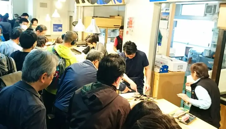 쓰키지 장외시장의 활기찬 골목 - 도쿄 미식의 정수가 담긴 바다의 부엌