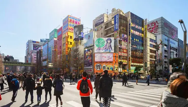 전 세계 애니메이션 팬들의 심장을 뛰게 하는 화려한 마천루와 캐릭터 빌딩이 집결된 아키하바라 전경