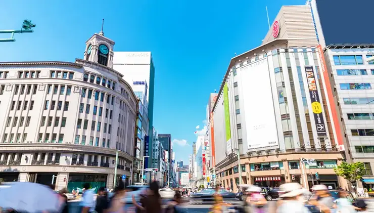 긴자 중앙 거리의 화려한 파사드 야경 - 거장들이 빚어낸 도쿄 건축의 정점