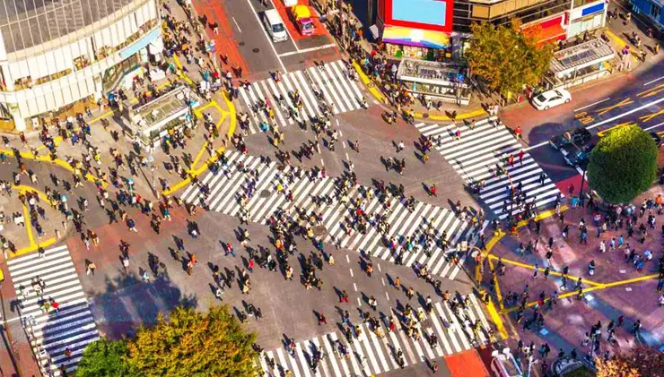 도쿄 젊음과 트렌드의 심장부, 시부야역 앞 스크램블 교차로의 역동적인 한때