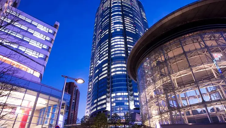 롯폰기 힐즈의 평화로운 낮 풍경과 모리 타워의 위엄 있는 모습