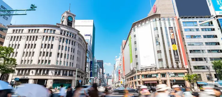 긴자의 변치 않는 상징이자 고품격 랜드마크인 와코 빌딩의 시계탑 전경