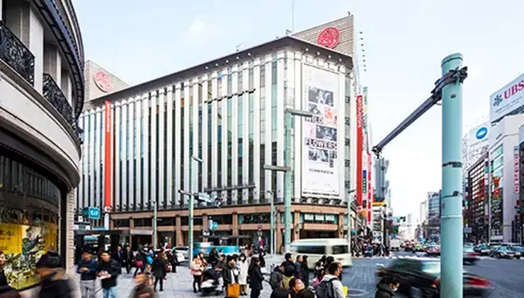 차 소리 대신 사람들의 활기로 가득 찬 주말 긴자 보행자 천국의 풍경