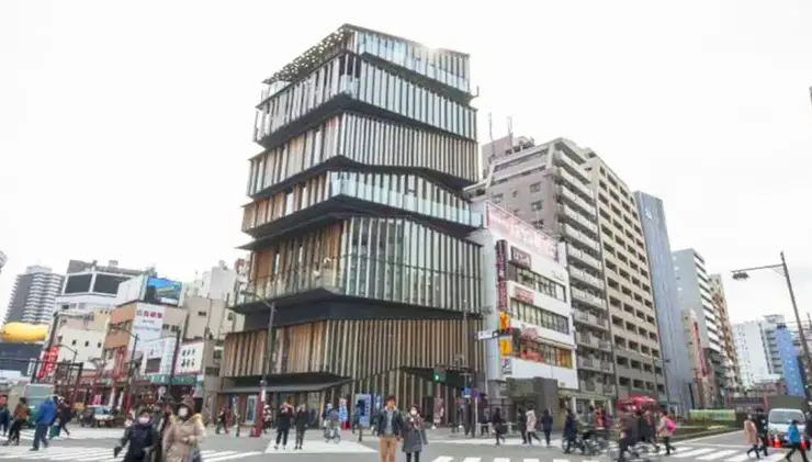 아사쿠사 전통 거리에서 기모노를 입고 즐기는 우아한 시간 여행