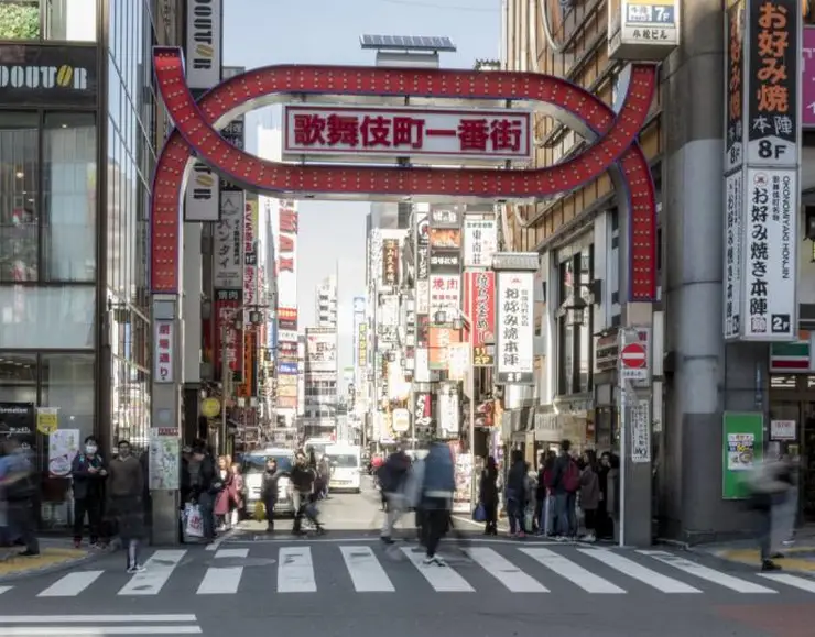 가부키초를 상징하는 화려한 네온사인과 아이코닉한 고질라 헤드의 정경