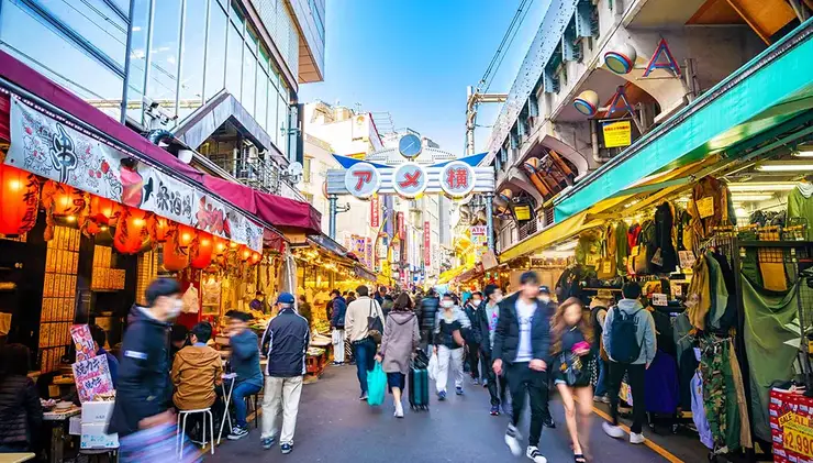 아메요코 시장의 활기찬 입구 - 전후 도쿄의 재건을 지탱해온 서민의 부엌