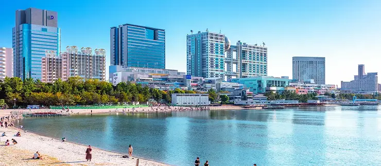 보석처럼 빛나는 야경 속에 잠긴 오다이바와 레인보우 브릿지의 환상적인 야간 전경