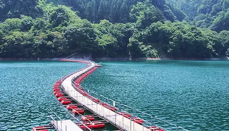 깊은 산세 사이로 흐르는 오쿠타마 계곡의 청량한 물줄기