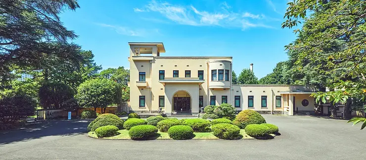 장엄한 아르데코 양식과 정갈한 정원의 조화가 돋보이는 도쿄의 보석 같은 도쿄도 정원 미술관 전경