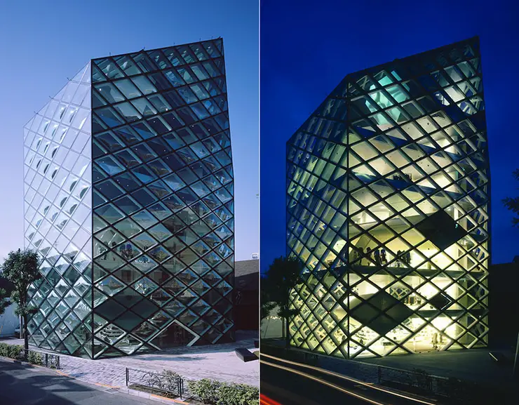 프라다 아오야마 유리 파사드 야경 - 헤르초크&드 뫼롱 설계