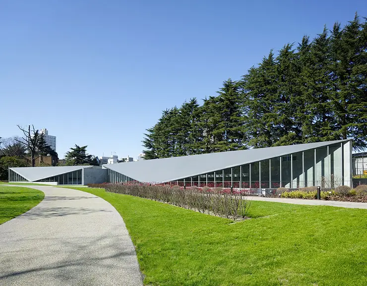 21_21 DESIGN SIGHT - 안도 다다오 설계의 철판 지붕과 노출 콘크리트