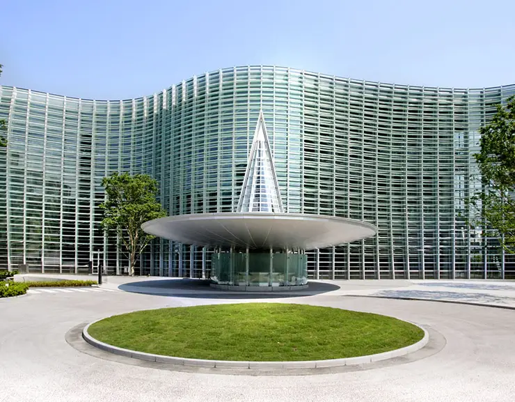 국립 신미술관 - 구로카와 기쇼의 공생 철학이 담긴 유리 파사드