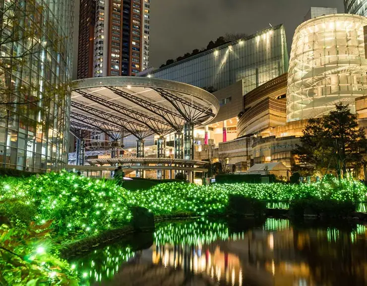 롯폰기 힐즈 모리 타워 - 일본 갑옷 모티브의 거대 마천루